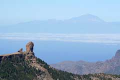 Bick über das Bergland von Gran Canaria zum Pico del Teide auf Teneriffa