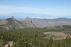 Blick über Roque Nublo und Roque Bentaiga hinüber nach Teneriffa