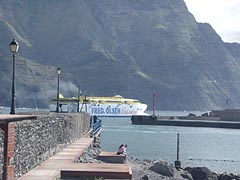 Fähre im Hafen von Puerto de las Nieves